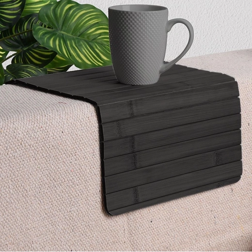 Stabilní plocha na opěrce pohovky