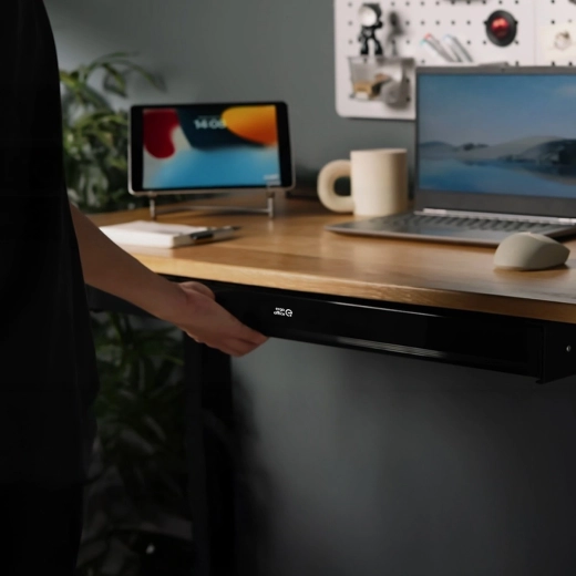 Skrytý úložný prostor pod deskou