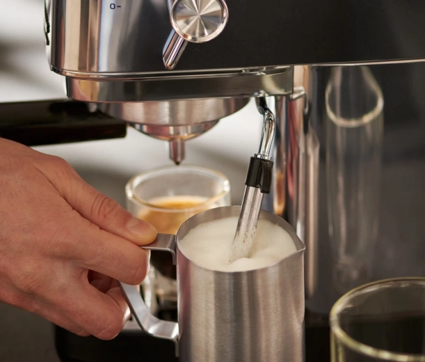 Parní tryska pro cappuccino a latte