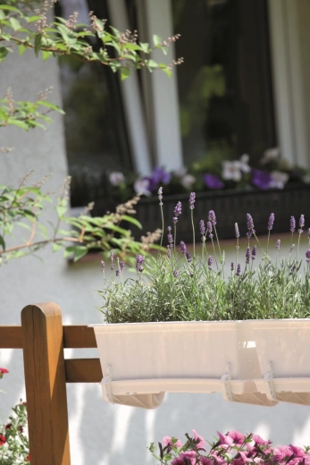 Praktická montáž na zábradlí i umístění na parapet