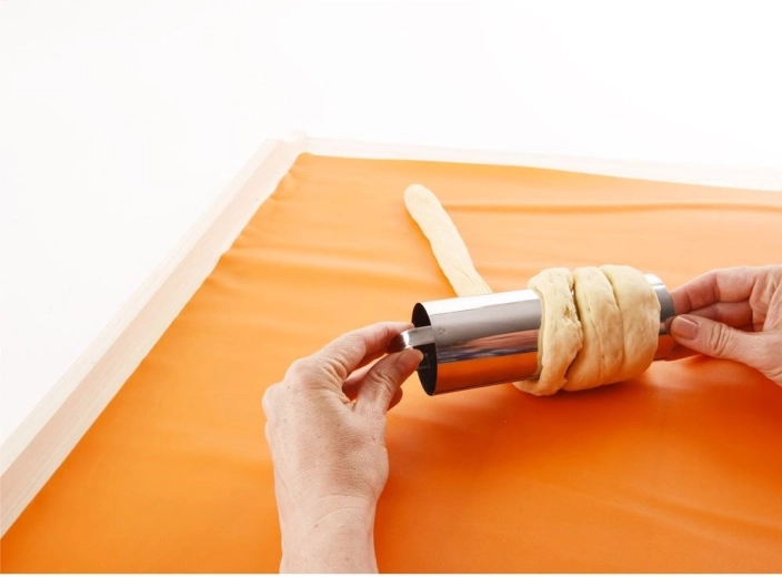 Hladký nerezový povrch pro rovnoměrné pečení