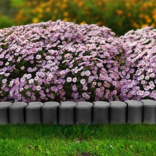 Čisté oddělení trávníku a záhonů