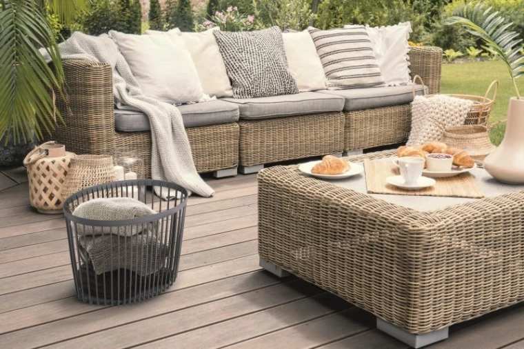 Dva v jednom: úložný koš a odkládací stolek