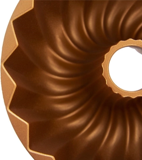 Efektní tvar s hlubokým reliéfem