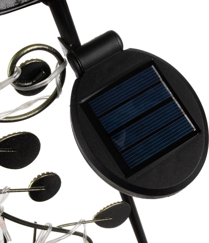 Otočný solární panel a stabilní zemní trn