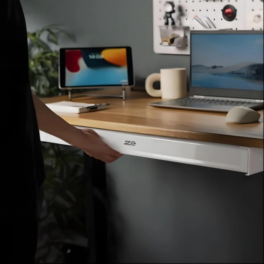 Skrytý úložný prostor pod deskou