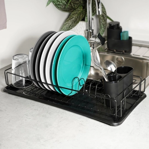 Pevná kovová konstrukce a chytré členění