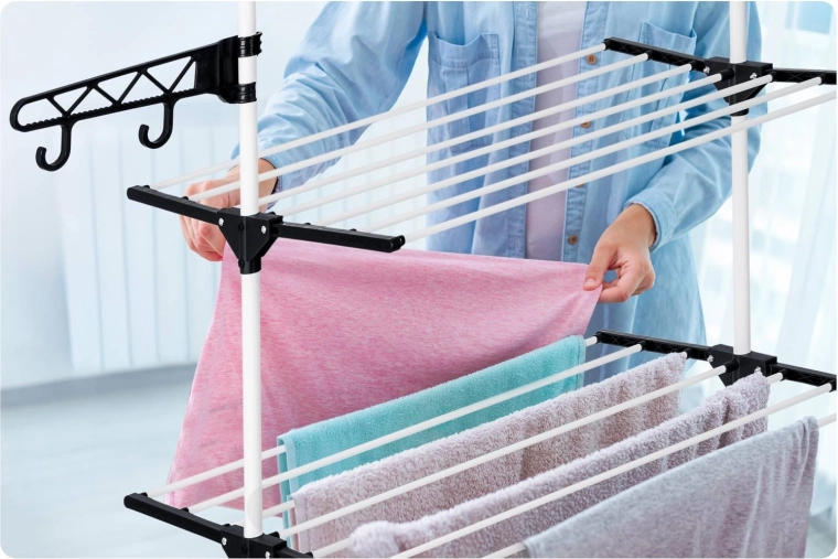 Praktické háčky a sklopná ramena