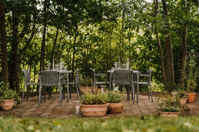 Lehká, stohovatelná a snadno přenosná