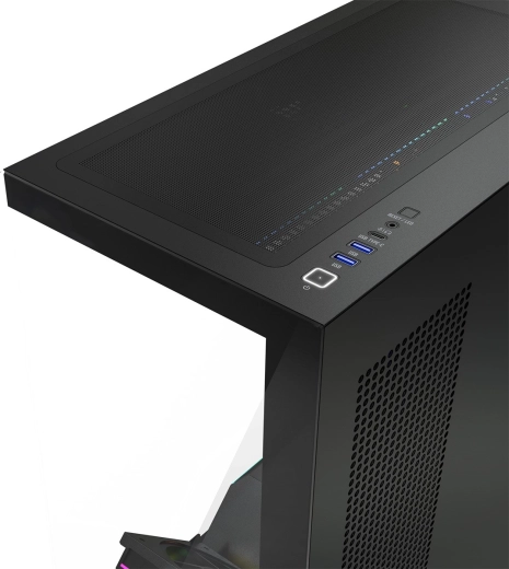 Moderní I/O panel a promyšlené airflow