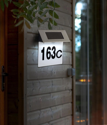 Viditelné číslo domu ve dne i v noci