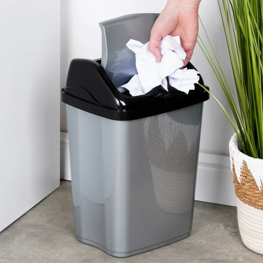 Výklopné víko pro pohodlné a čisté vyhazování