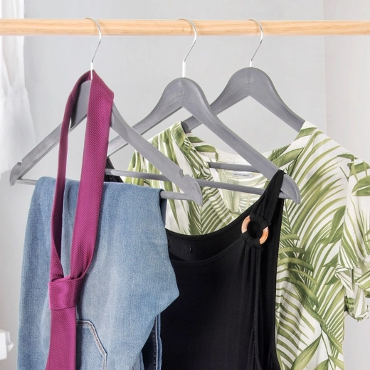 Otočný kovový háček pro snadné zavěšení