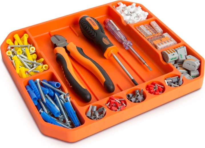 Přehledné přihrádky na nářadí a spojovací materiál