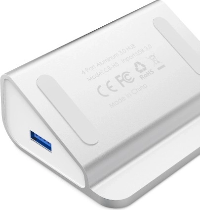 4× USB 3.0 z jednoho USB-A
