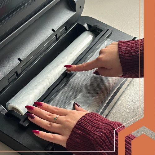 Vestavěný ořezávač a zásobník na roli