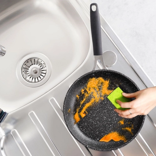 Nepřilnavý povrch pro snadné vaření a čištění