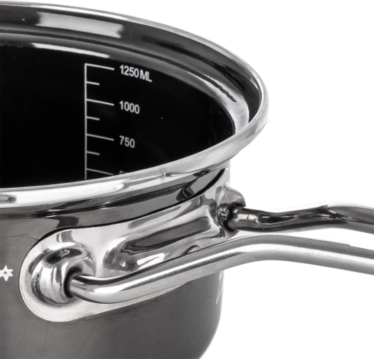 Univerzální velikost 18 cm pro běžné vaření