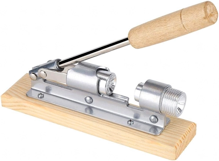 Ořezávač ořechů z oceli na dřevěné základně – páčkový louskáček