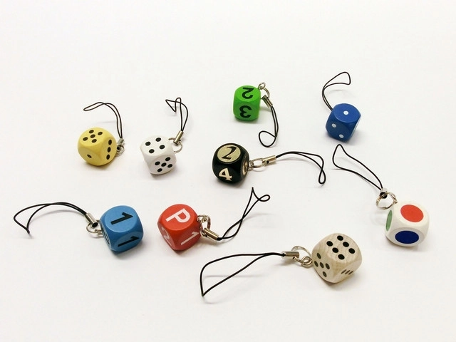 Detoa klíčenka kostka – barevný přívěsek na klíče