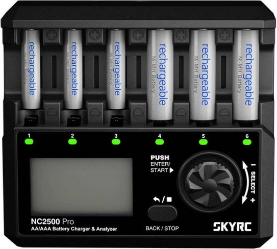 Inteligentní nabíječka AA/AAA SkyRC s regenerací a USB QC 3.0