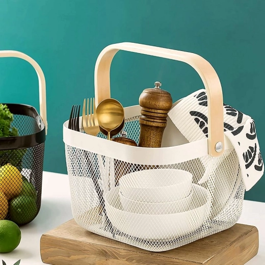 Košík na ovoce – bílý kovový koš s dřevěným madlem