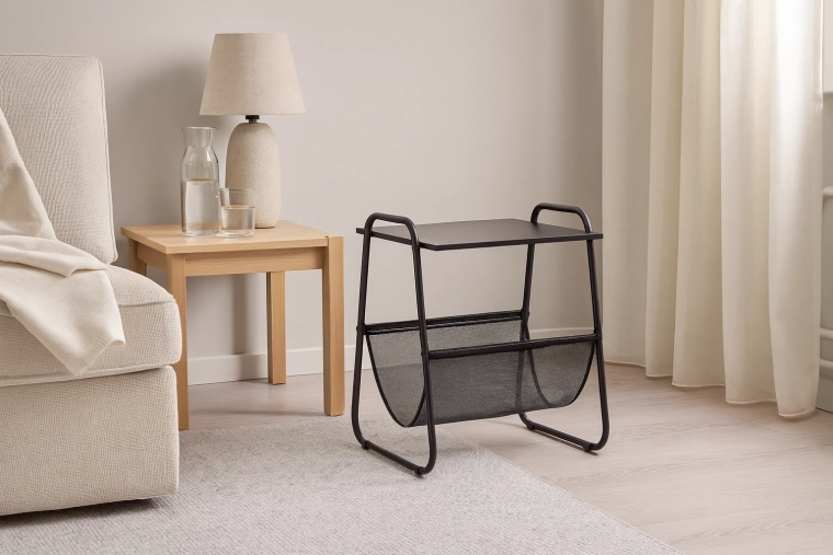 Kovový odkládací stolek s držákem na časopisy 40 × 40 × 55 cm, černý