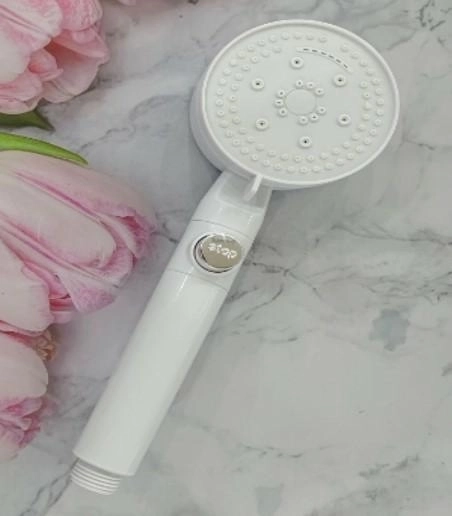 Bílá sprchová hlavice