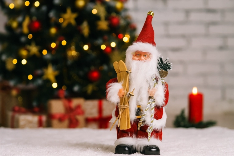 Hrající figurka Santa s lyžemi 30,5 cm