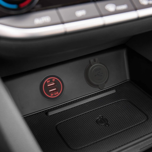 Vestavná dvojitá USB zásuvka do automobilu