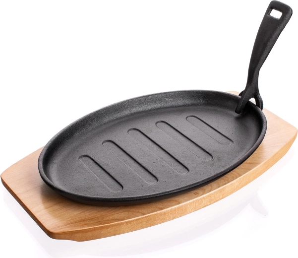 Litinová pánev 27 × 17,5 cm s dřevěným prkénkem Grada