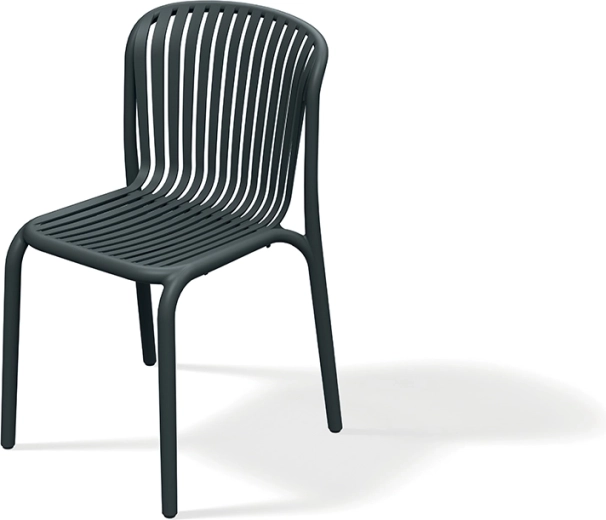 Židle BRENE uhelná – lehká stohovatelná venkovní i vnitřní židle s lamelovým sedákem