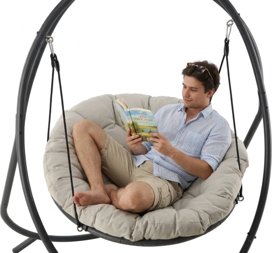 Závěsné křeslo na patio s béžovým polštářem a šedým ocelovým rámem 115,5 × 140 × 167,5 cm