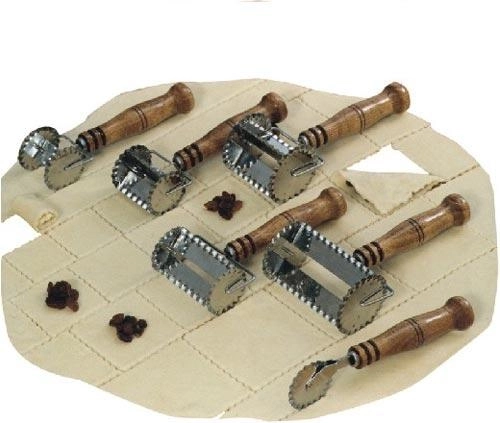 Rádýlko na těsto čtvercové 6 × 6 cm, nerez s dřevěnou rukojetí