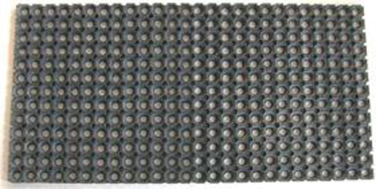 Gumová rohožka s kulatými otvory 50 × 100 cm, černá