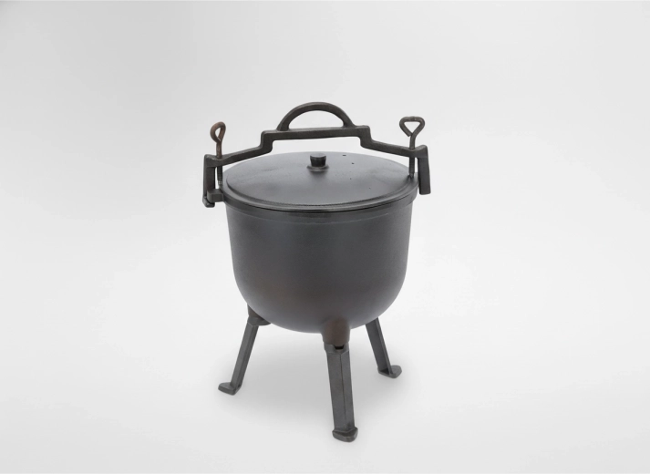 Železný myslivecký kotlík 11 l s víkem a nožkami