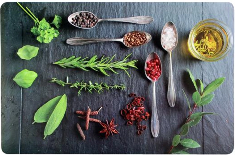 Plastové prostírání TORO s motivem lžic 44 × 28 cm