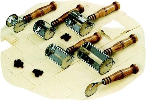 Rádýlko na těsto rovné s nerezovým kolečkem a dřevěnou rukojetí