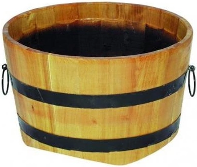 Dřevěný květináč s kovovými obručemi 30 × 50 cm