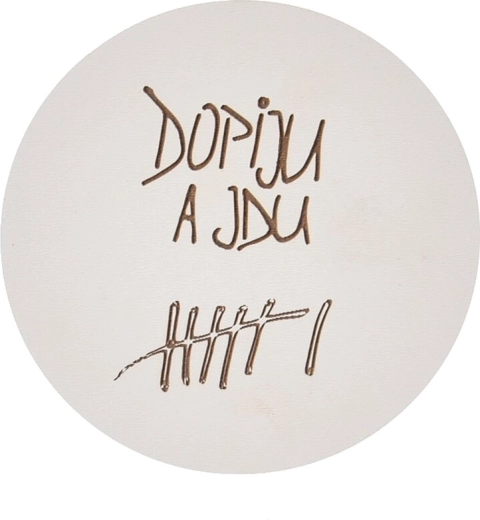 Dřevěný podtácek s motivem „Dopiju čárky“