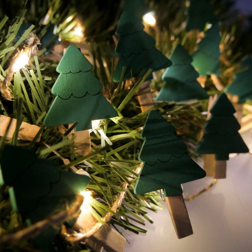 Světelný LED řetěz na baterie s dřevěnými klipy ve tvaru stromečků