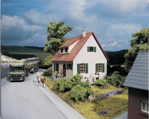 Piko hobby rodinný dům se sedlovou střechou H0