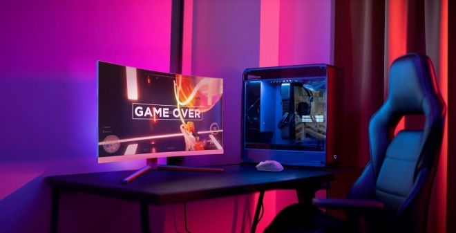Zakřivený monitor 31,5 palce s VA panelem a Ambiglow