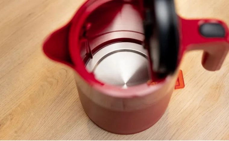 Otevírání víka jedním stiskem