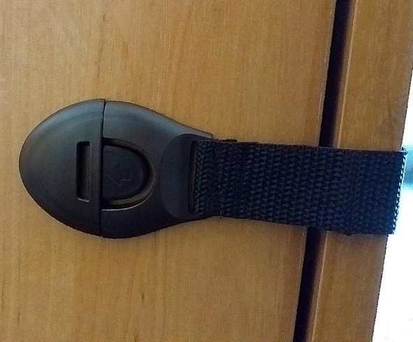 Dětská pojistka na skříňky a zásuvky hnědá