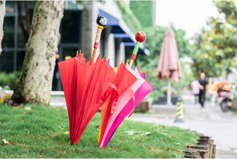 Barevný plášť, který děti baví