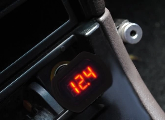 12V voltmetr