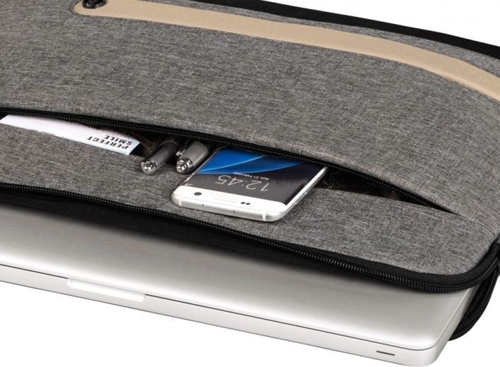 Přední kapsa s organizérem na příslušenství