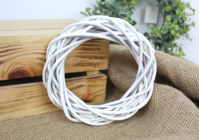 Bílý ratanový věnec 15 cm