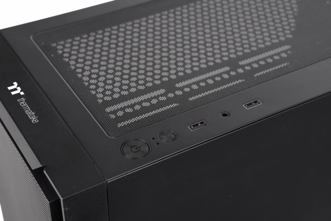 Počítačová skříň Thermaltake Versa XM1 s tvrzeným sklem a USB 3.0